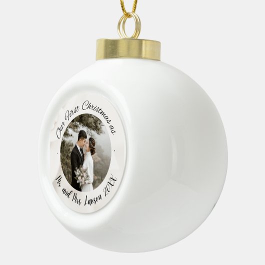 Elegant Onze eerste kersttrouwfoto Keramische Bal Ornament (Rechts)