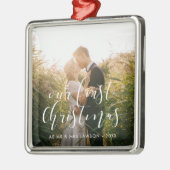 Elegant Onze eerste kersttrouwfoto Metalen Ornament (Links)