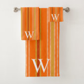 Elegant orang & brown stripes pattern monogram bad handdoek (Insitu)