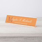 Elegant Oranje wit monogram & naam Bureau Naambordje (Voorkant)