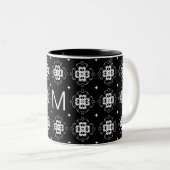 Elegant Ornate Black and White Pattern Monogram Tweekleurige Koffiemok (Voorkant rechts)