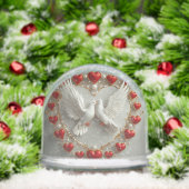 Elegant paar duiven symboliseren liefde en eenheid sneeuwbol (Kerstmis)