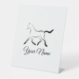 Elegant paard in zwarte kleur reclamebord met voetstuk