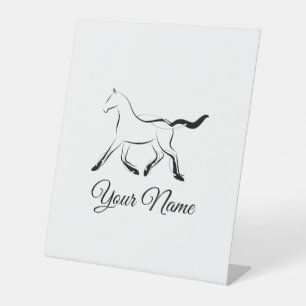 Elegant paard in zwarte kleur reclamebord met voetstuk