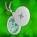 Elegant Paardenbloem Monogram Groen en Wit | Locket Ketting<br><div class="desc">Geniet van uw herinneringen met dit prachtige zilveren ronde medaillon, versierd met een prachtig groen en wit paardenbloemontwerp en het oprechte monogram "Free as the wind". Dit elegante stuk dient niet alleen als een stijlvol accessoire, maar houdt ook uw gekoesterde foto's dicht bij uw hart. Het tijdloze ontwerp en de...</div>