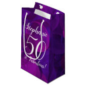 Elegant Paars 50 en Fabulous Birthday Party Klein Cadeauzakje (Voorkant Gekanteld)