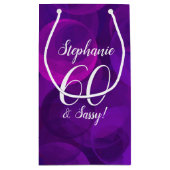 Elegant Paars 60 en Sassy Birthday Party Klein Cadeauzakje (Achterkant)