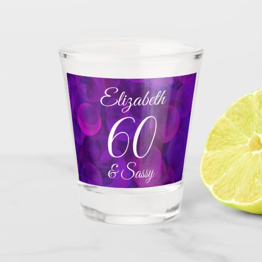 Elegant Paars 60 en Sassy Birthday Party Shot Glas (Voorkant)