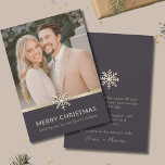 Elegant Paar's Christmas Flat Kaart<br><div class="desc">Vier het seizoen van liefde en saamhorigheid met onze Elegant Couple's Christmas Flat Kaart. De voorkant toont uw elegante foto prachtig versierd met een verfijnd sneeuwvlokontwerp. Op de achterkant markeert een donkere achtergrond de sneeuwvlok, terwijl een aanpasbare "Merry Christmas"-boodschap, vergezeld van een elegante scripthandtekening, een persoonlijke touch toevoegt. Deze kaart...</div>