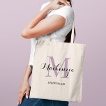 Elegant Paars Elegant Custom Wedding Bridesmaid Na Tote Bag<br><div class="desc">De elegante canvas tas van de douanebruiloft kenmerkt een gepersonaliseerd monogram typografie ontwerp met de moderne naam van het kalligrafische manuscript en het initiaal van het serif monogram in lavender paarse en zwarte kleuren. Omvat douanetekst voor een bruidspartijtitel zoals "BRIDESMAID"of andere aangewezen formulering.</div>