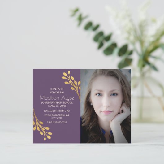 Elegant Paars en Gold Photo Graduparty Uitnodiging Briefkaart (Staand voorkant)