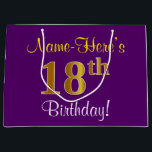 Elegant, Paars, Faux Gold 18th Birthday   naam Groot Cadeauzakje<br><div class="desc">Dit eenvoudige, elegante verjaardagscadeau ontwerp heeft een gepersonaliseerde boodschap zoals "Name-Here’s 18th Birthday!" (met de "18th" met een faux/imitation gold-like kleurlook) op een paarse gekleurde achtergrond. De naam is in tekst die lijkt op een script, geel gekleurd is en kan worden aangepast. Een gepersonaliseerde cadeauzak met een verjaardagsthema als deze...</div>