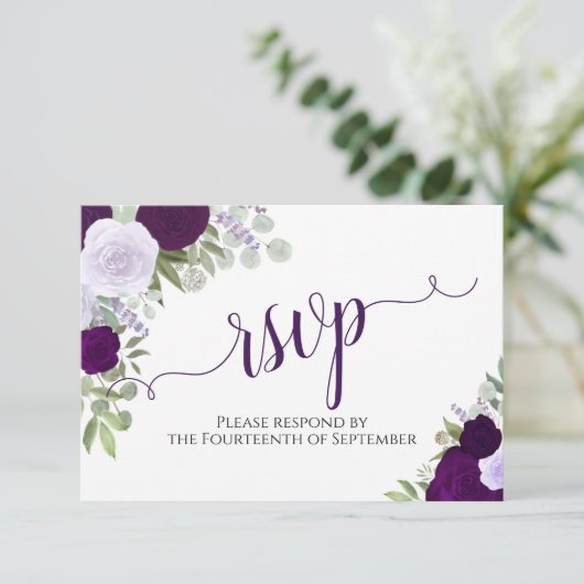 Elegant Paars Floral Calligraphy Wedding RSVP Kaartje (Staand voorkant)