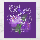 Elegant Paars Floral Script Weddenschap Wijn Etiket (Enkel label)