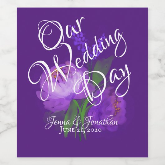 Elegant Paars Floral Script Weddenschap Wijn Etiket (Enkel label)