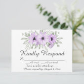 Elegant Paars Floral Wedding RSVP Kaart (Staand voorkant)