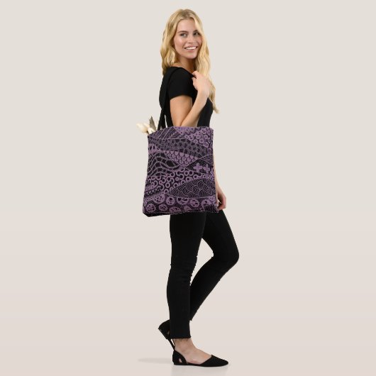 Elegant Paars Geometric Abstract Tribal Patroon Tote Bag (Op model)