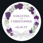 Elegant Paars & Lavender Wreath of Rozen Wedding Ronde Sticker<br><div class="desc">Deze mooie trouwstickers zijn perfect als favoriete labels of envelopzegels. Ze dragen een roestachtige hand die waterverf met rozen en bladeren in de schaduw van paars,  viool en lavender op een klassieke witte achtergrond,  met uw namen en de trouwdatum,  heeft geschilderd.</div>