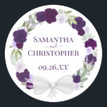 Elegant Paars & Lavender Wreath of Rozen Wedding Ronde Sticker<br><div class="desc">Deze mooie trouwstickers zijn perfect als favoriete labels of envelopzegels. Ze dragen een roestachtige hand die waterverf met rozen en bladeren in de schaduw van paars,  viool en lavender op een klassieke witte achtergrond,  met uw namen en de trouwdatum,  heeft geschilderd.</div>