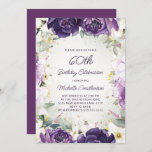 Elegant Paars White Floral Glitter 60th Birthday Kaart<br><div class="desc">Elegant 60e verjaardagsfeest uitnodiging voor vrouwen met  witte en paarse handbeschilderde bloemen en groene sage bladeren die zijn voorzien van gouden glitter. Speciaal met een naam en al je partijgegevens. Neem contact met me op voor hulp bij je aanpassingen of om extra Zazzle-producten aan te vragen voor je partij.</div>