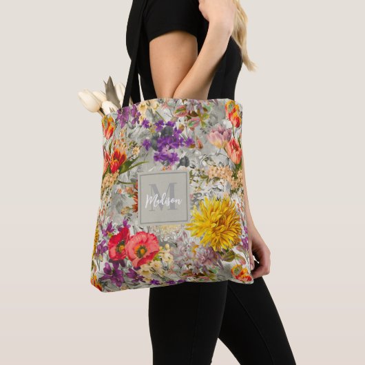 Elegant paarse bloemengrijs patroonmonogram tote bag (Dichtbij)