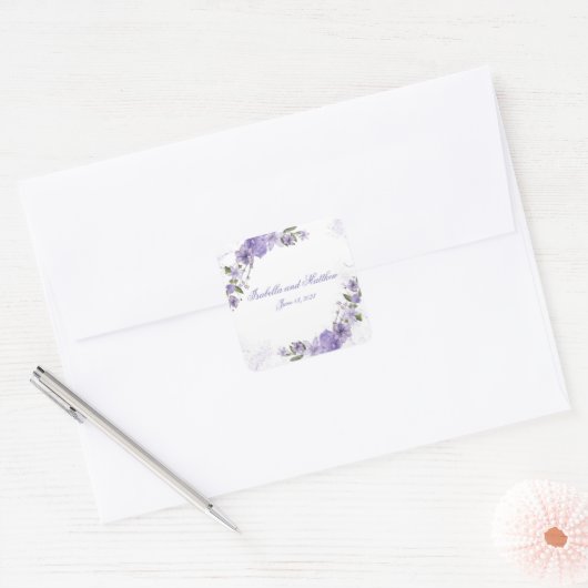 Elegant Paarse Floral Wedding Vierkante Sticker (Envelop)