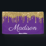 Elegant Paarse Gouden Afsluitingsfeest Klas van 20 Spandoek<br><div class="desc">Paars en gouden afstudeerfeest, aangepaste naam klas van 2025, gepersonaliseerde naam afgestudeerde middelbare school, moderne elegante eenvoudige universitaire afgestudeerde, paars, goud en witte script dochter, dochter viering druppel glitter trendy, middelbare school of universiteit gefeliciteerd, master phd md dokter verpleegster, afstudeerfeest foto prop banner, tafelbanner voor afstudeerfeest, gepersonaliseerde naam afgestudeerde middelbare...</div>