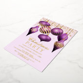 Elegant Paarse gouden kerstfeest Folie Uitnodiging (Gedraaid)