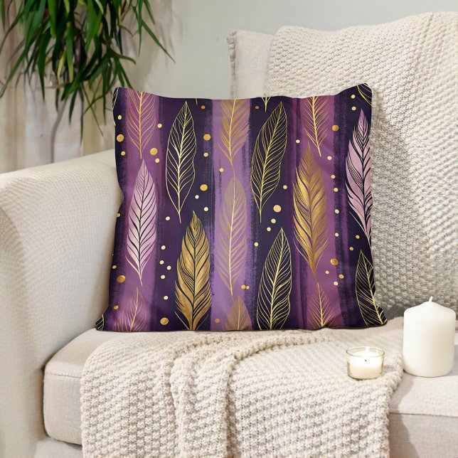 Elegant Paarse Gouden Veer Boho  Kussen (Elegant purple with gold feather decorator pillow)