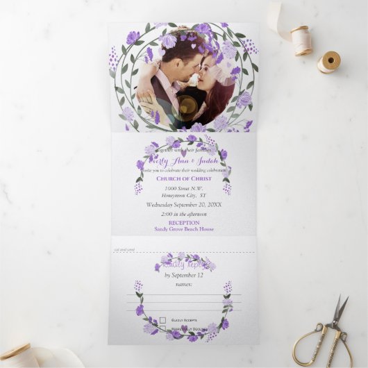 Elegant Paarse Peony Floral Wedding Drieluik Uitnodiging (Binnen)