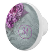 Elegant Paarse Rozen op Silver Background Monogram Keramische Knop (Rechts)
