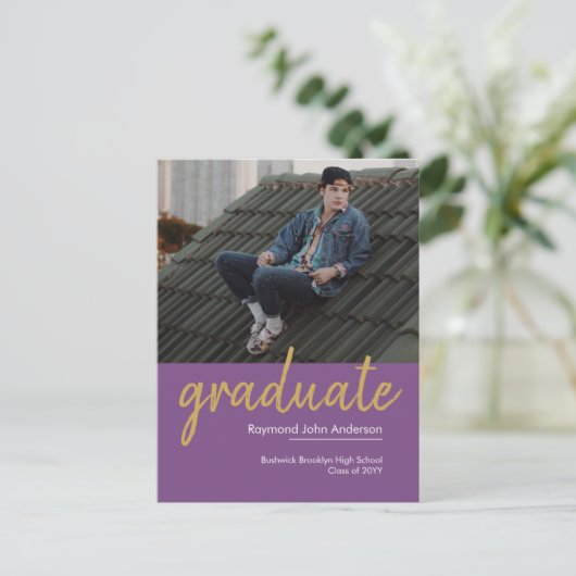 Elegant Paarse Violet Gold Script Foto Afstuderen Aankondigingskaart (Staand voorkant)