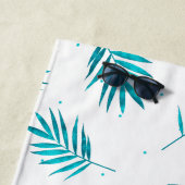 Elegant palmbladeren patroon blauw-groen en wit strandlaken (In situ)