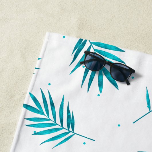 Elegant palmbladeren patroon blauw-groen en wit strandlaken (In situ)