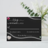 Elegant parels en juwelen op het zwarte satijnhuwe RSVP kaartje (Staand voorkant)