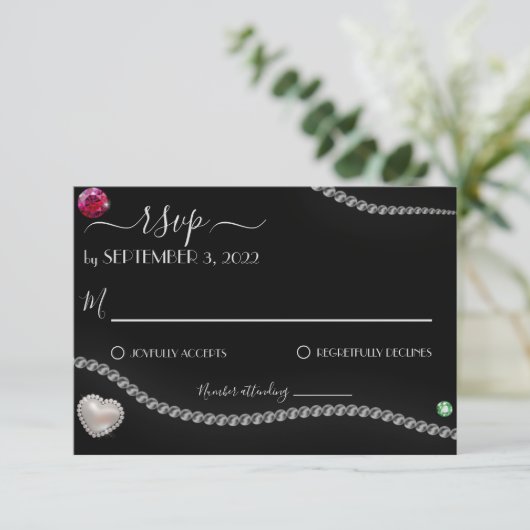 Elegant parels en juwelen op het zwarte satijnhuwe RSVP kaartje (Staand voorkant)