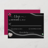 Elegant parels en juwelen op het zwarte satijnhuwe RSVP kaartje (Voorkant / Achterkant)