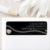 Elegant parels en juwelen op zwart zatin etiket (Insitu)