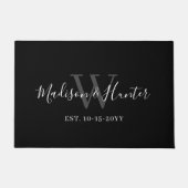 Elegant Pas getrouwd Black White Script Monogram N Deurmat (Voorkant)
