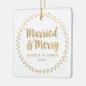 Elegant Pas getrouwd Kerstvrouw en Merry Keramisch Ornament (Links)