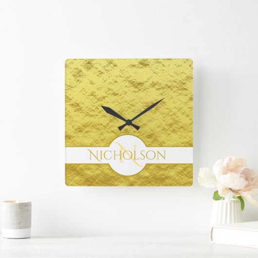Elegant Pas getrouwd Monogram Aangepaste naam Gold Vierkante Klok (Huis)