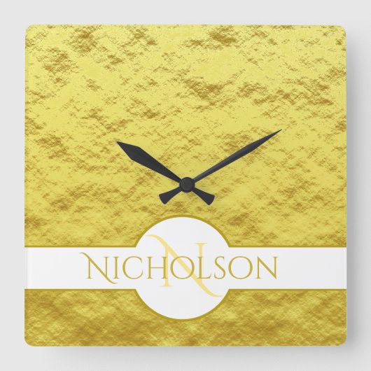 Elegant Pas getrouwd Monogram Aangepaste naam Gold Vierkante Klok (Voorkant)