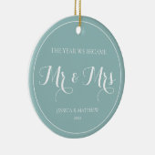 Elegant Pas getrouwd Script Eerste kerst meneer en Keramisch Ornament (Rechts)