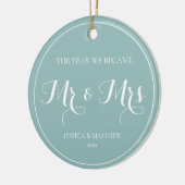 Elegant Pas getrouwd Script Eerste kerst meneer en Keramisch Ornament (Links)