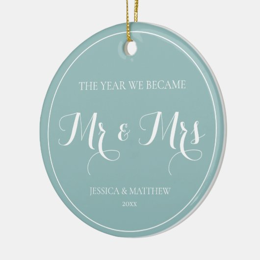 Elegant Pas getrouwd Script Eerste kerst meneer en Keramisch Ornament (Links)