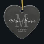 Elegant Passen getrouwd Vastgesteld monogram Naam  Keramisch Ornament<br><div class="desc">Geef een perfecte kluwen met deze Elegant Passen getrouwd Vast monogram naam Heart Ceramic Ornament. Het is een modern aanpasbaar ontwerp in donkergrijs, wit en lichtgrijs. De voornamen van de bruid en van de groom zijn op het centrum in het moderne witte handschrift manuscript het schrijven en het initiaal van...</div>