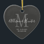 Elegant Passen getrouwd Vastgesteld monogram Naam  Keramisch Ornament<br><div class="desc">Geef een perfecte kluwen met deze Elegant Passen getrouwd Vast monogram naam Heart Ceramic Ornament. Het is een modern aanpasbaar ontwerp in donkergrijs, wit en lichtgrijs. De voornamen van de bruid en van de groom zijn op het centrum in het moderne witte handschrift manuscript het schrijven en het initiaal van...</div>