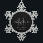 Elegant Passen getrouwd Vastgestelde monogram naam Tin Sneeuwvlok Ornament<br><div class="desc">Geef een perfecte kluif met deze Elegant Passen getrouwd Vast monogram naam Snowflake Pewter kerstversiering. Het is een modern aanpasbaar ontwerp in zwart, wit en grijs. De voornamen van de bruid en van de groom zijn op het centrum in het moderne witte handschrift manuscript het schrijven en het initiaal van...</div>