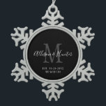 Elegant Passen getrouwd Vastgestelde monogram naam Tin Sneeuwvlok Ornament<br><div class="desc">Geef een perfecte kluif met deze Elegant Passen getrouwd Vast monogram naam Snowflake Pewter kerstversiering. Het is een modern aanpasbaar ontwerp in zwart, wit en grijs. De voornamen van de bruid en van de groom zijn op het centrum in het moderne witte handschrift manuscript het schrijven en het initiaal van...</div>