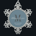 Elegant Passen getrouwd Vormde Blauwe Monogram Naa Tin Sneeuwvlok Ornament<br><div class="desc">Geef een perfecte kluif met deze Elegant Passen getrouwd Vast Blauw Monogram Naam Snowflake Pewter kerstversiering. Het is een modern aanpasbaar ontwerp in stoffig blauw, wit en grijs. De voornamen van de bruid en van de groom zijn op het centrum in het moderne witte handschrift manuscript het schrijven en het...</div>